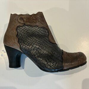 GOLD BUTTON LEATHER ANKLE BOOT